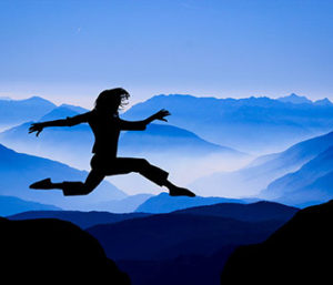 Un saut Vers l'avenir - Ombre de femme sautant par-dessus les montagnes